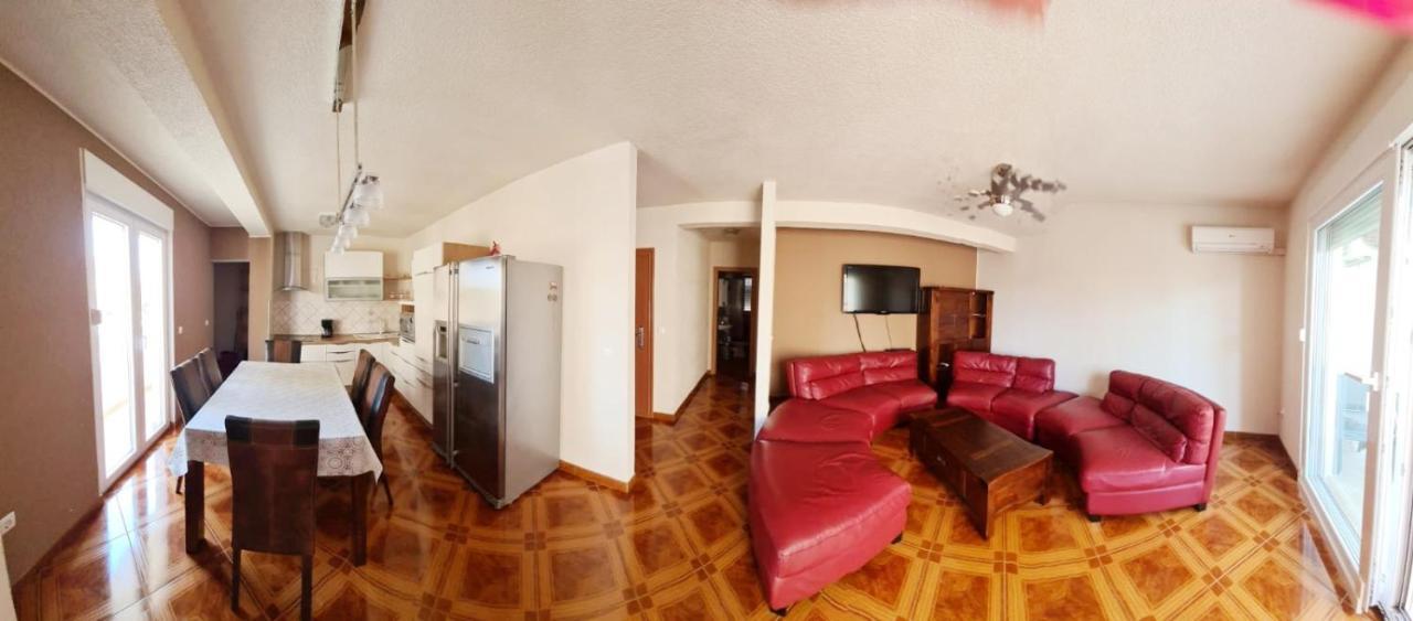 Apartments Naomi And Marsel โตรกีร์ ภายนอก รูปภาพ