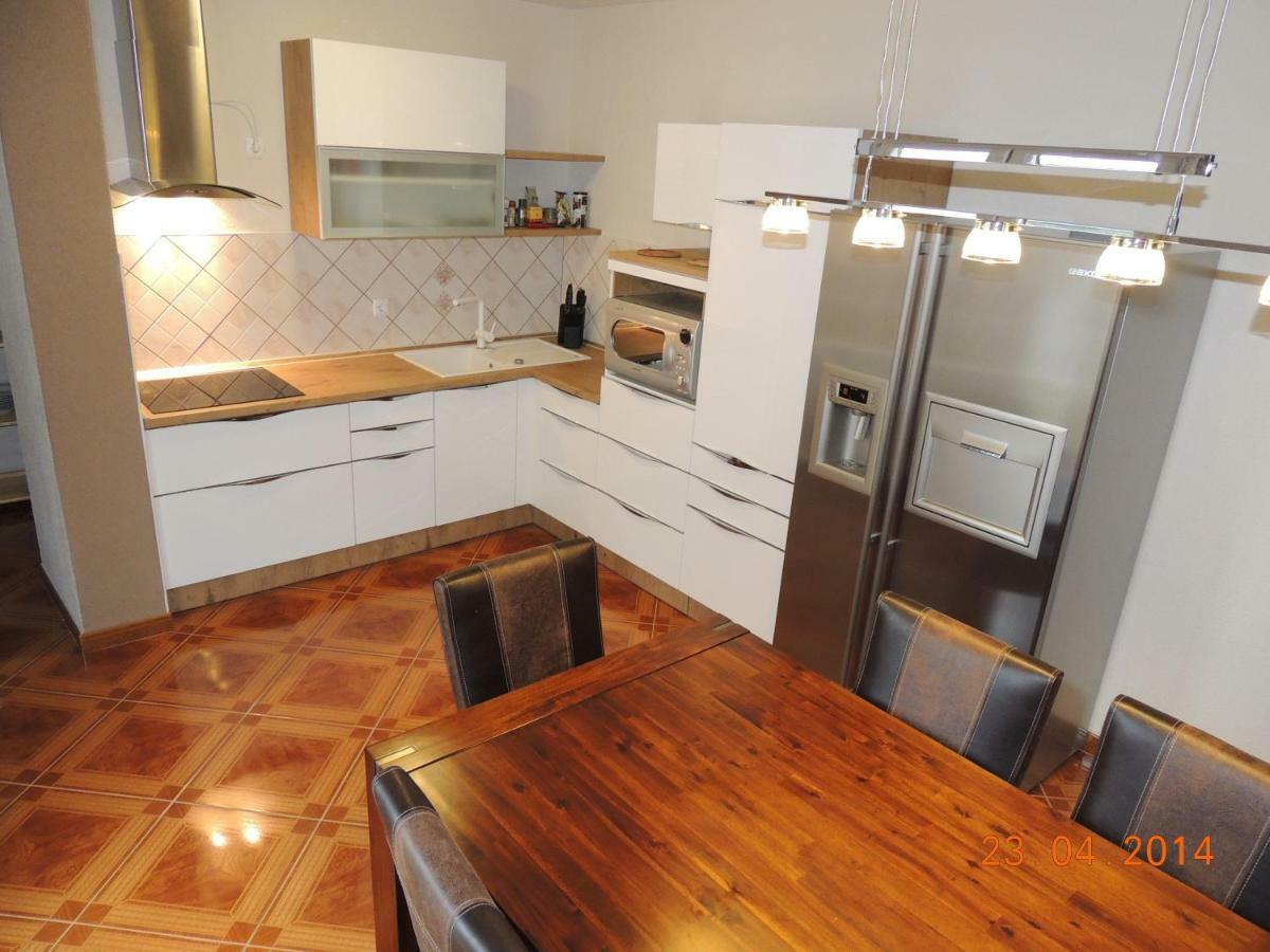 Apartments Naomi And Marsel โตรกีร์ ภายนอก รูปภาพ