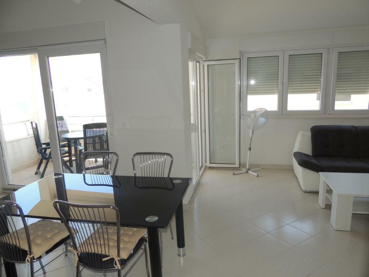 Apartments Naomi And Marsel โตรกีร์ ภายนอก รูปภาพ